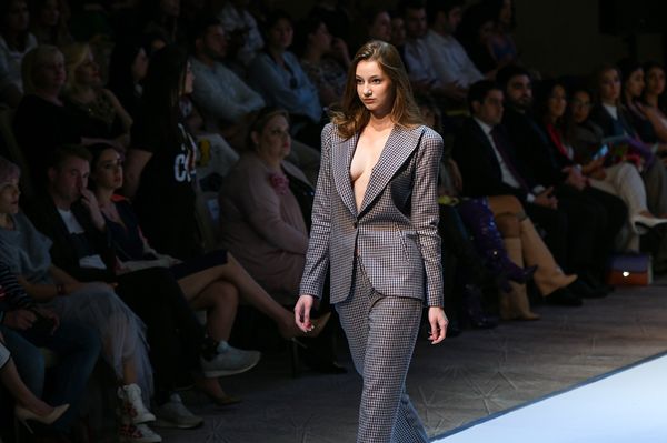 Показ модных коллекций седьмого сезона Azerbaijan Fashion Week - Sputnik Азербайджан