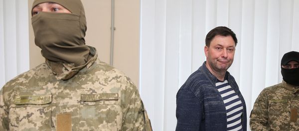 Арестованный Кирилл Вышинский после суда в Херсоне - Sputnik Азербайджан