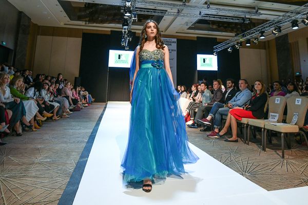 Показ модных коллекций седьмого сезона Azerbaijan Fashion Week - Sputnik Азербайджан