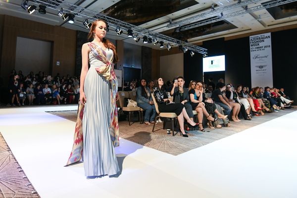 Показ модных коллекций седьмого сезона Azerbaijan Fashion Week - Sputnik Азербайджан