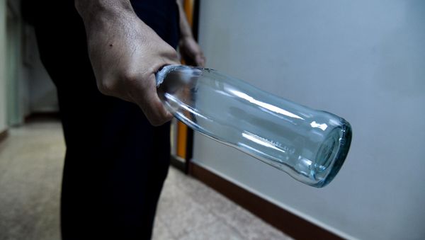 Бутылка в руке, фото из архива Бутылка в руке, фото из архива - Sputnik Азербайджан