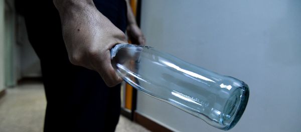 Бутылка в руке, фото из архива - Sputnik Азербайджан