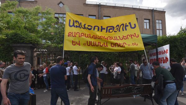 Активисты с транспорантом об освобождении политзаключенных и членов Сасна Црер на заблокированном проспекте Аршакуняц (17 мая 2018). Еревaн - Sputnik Азербайджан