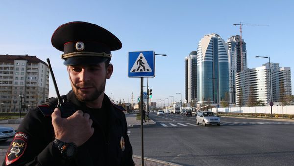Сотрудник полиции на одной из центральных улиц Грозного - Sputnik Азербайджан