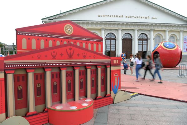 Арт-объекты, установленные к чемпионату мира по футболу 2018, на Манежной площади в Москве - Sputnik Азербайджан