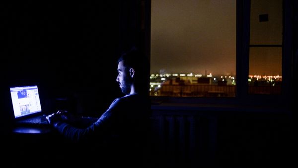 Пользователь с ноутбуком, фото из архива - Sputnik Азербайджан