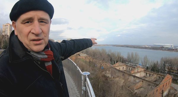 Ростов-на-Дону. Местный энтузиаст-краевед Борис показывает стадион  - Sputnik Азербайджан