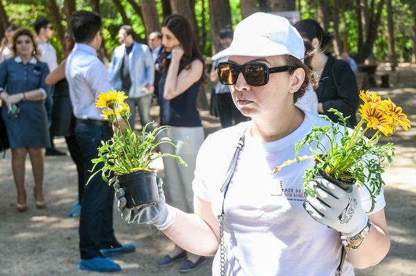 Посадка деревьев и цветов в Центральном ботаническом саду НАНА в память об общенациональном лидере Азербайджана Гейдаре Алиеве и в честь 25-летнего юбилея международной выставки и конференции Нефть и газ Каспия (Caspian Oil & Gas) - Sputnik Азербайджан