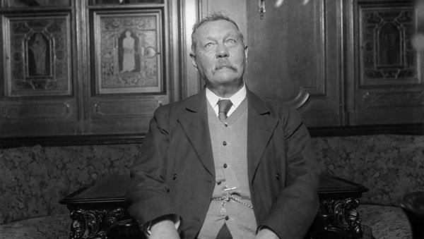 Сэр Артур Конан Дойл в своем особняке в Эдинбурге, Шотландия. 1922 год - Sputnik Азербайджан