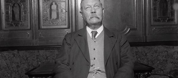 Сэр Артур Конан Дойл в своем особняке в Эдинбурге, Шотландия. 1922 год - Sputnik Азербайджан