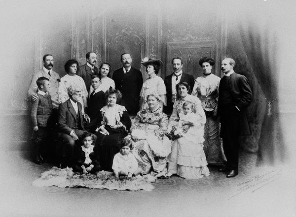 Сэр Артур Конан Дойл (пятый слева, задний ряд) в кругу семьи. Его мать, Мэри Дойл, сидит, третья слева, и его сестра Ида Фоли (с ребенком на коленях). Остальные не идентифицированы. 1904 год - Sputnik Азербайджан