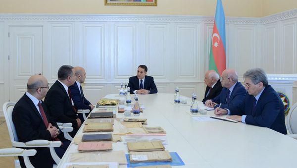 Флаг парламента АДР доставлен в Баку и представлен в Кабинете министров Флаг парламента АДР доставлен в Баку и представлен в Кабинете министров - Sputnik Азербайджан