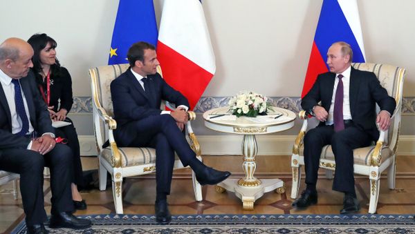 Президент РФ Владимир Путин и президент Франции Эмманюэль Макрон во время встречи в Константиновском дворце в Стрельне - Sputnik Азербайджан