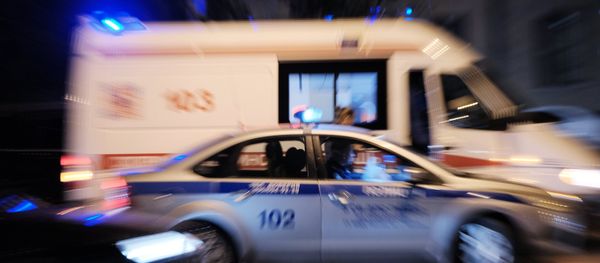 Автомобили полиции и скорой медицинской помощи на улице Москвы - Sputnik Азербайджан