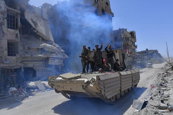Военнослужащие сирийской армии на БМД-1 в освобожденном лагере палестинских беженцев Ярмук на юге Дамаска - Sputnik Азербайджан