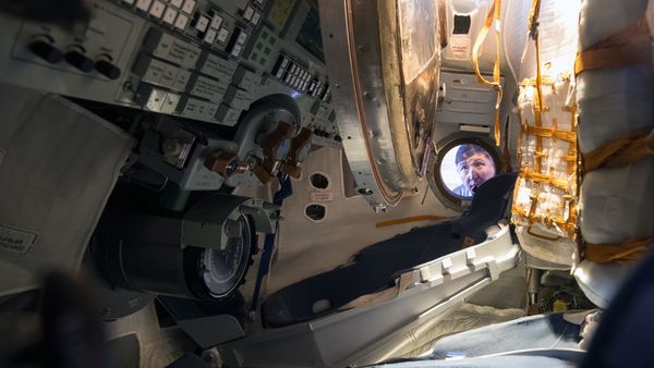 Спускаемый аппарат космического корабля Союз ТМА-16М в павильоне Космос на V Международной выставке вооружения и военно-технического имущества KADEX-2018 - Sputnik Азербайджан