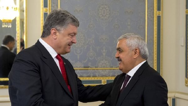Петро Порошенко и Ровнаг Абдуллаев - Sputnik Азербайджан