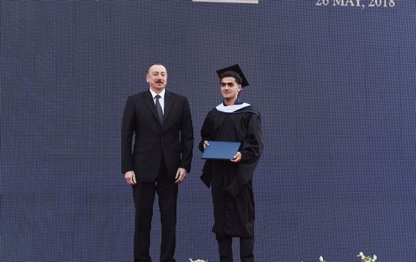 Президент Азербайджана Ильхам Алиев принял участие на дне выпускника в Университете АДА - Sputnik Азербайджан