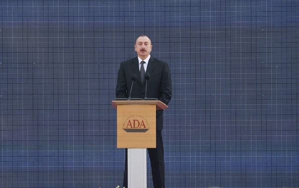 Президент Азербайджана Ильхам Алиев принял участие на дне выпускника в Университете АДА - Sputnik Азербайджан