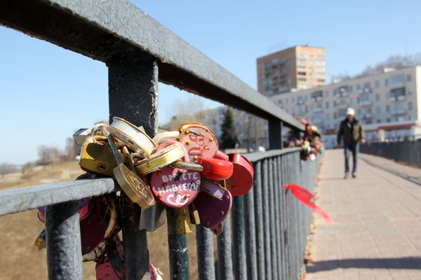 Символ крепкой любви на ограде моста в Нижнем Новгороде - Sputnik Азербайджан