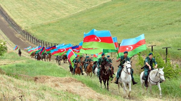 Шествие кавалеристов ГПС Азербайджана, приуроченное к 100-летию АДР, фото из архива - Sputnik Азербайджан