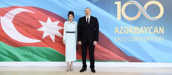 Президент Ильхам Алиев и первая леди Мехрибан Алиева на официальном приеме по случаю 100-летнего юбилея Азербайджанской Демократической Республики - Sputnik Азербайджан