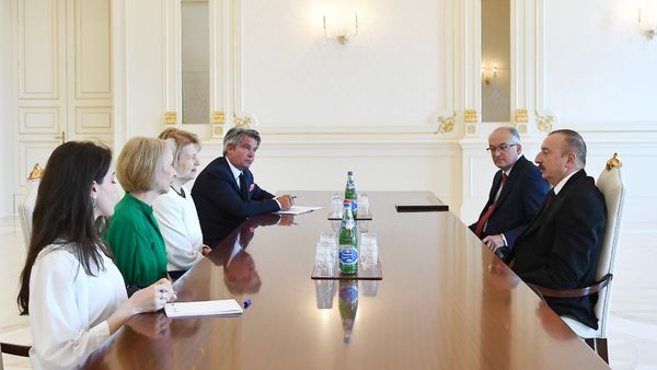 Президент Ильхам Алиев принял торгового посланника премьера Великобритании по Азербайджану - Sputnik Азербайджан