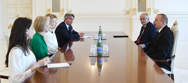 Президент Ильхам Алиев принял торгового посланника премьера Великобритании по Азербайджану - Sputnik Азербайджан