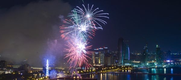 Праздничный салют в честь 100-летия образования АДР на Приморском бульваре в Баку - Sputnik Азербайджан