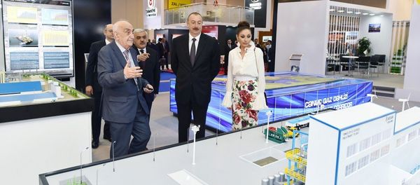 Президент Азербайджана Ильхам Алиев и первая леди Мехрибан Алиева в ходе ознакомления с XXV Международной выставкой Нефть и газ Каспия - Sputnik Азербайджан
