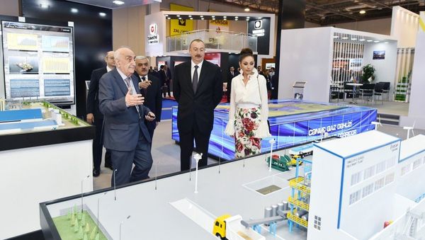 Президент Азербайджана Ильхам Алиев и первая леди Мехрибан Алиева в ходе ознакомления с XXV Международной выставкой Нефть и газ Каспия - Sputnik Азербайджан