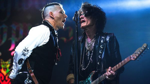 Актёр Джонни Депп (слева) и гитарист американской группы Aerosmith Джо Перри во время выступления на сцене спортивного комплекса Олимпийский - Sputnik Азербайджан