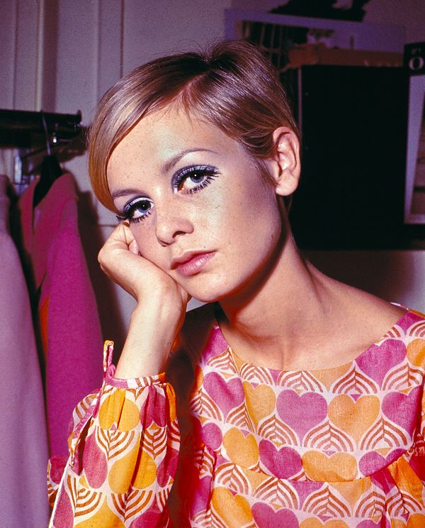 Британская модель и актриса Твигги с короткой стрижкой в Лондоне, 1967 - Sputnik Азербайджан