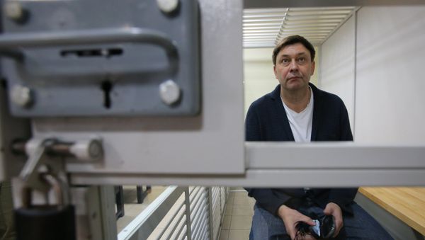 Руководитель портала РИА Новости Украина Кирилл Вышинский во время рассмотрения апелляции на арест в Херсонском зале суда - Sputnik Азербайджан
