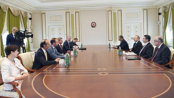 Президент Азербайджана Ильхам Алиев на встрече с делегацией во главе с вице-президентом Европейской комиссии по вопросам бюджета Гюнтером Оттингером - Sputnik Азербайджан