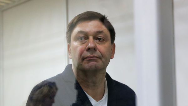Руководитель портала РИА Новости Украина Кирилл Вышинский во время рассмотрения апелляции на арест в Херсонском зале суда - Sputnik Азербайджан