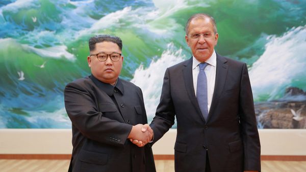Министр иностранных дел России Сергей Лавров с лидером Северной Кореи Ким Чен Ыном - Sputnik Азербайджан