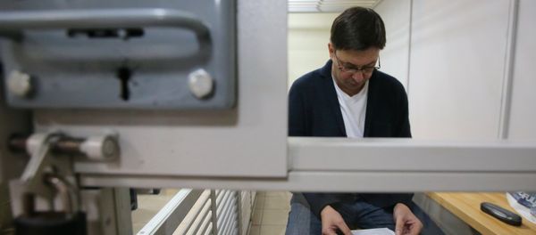 Руководитель портала РИА Новости Украина Кирилл Вышинский во время рассмотрения апелляции на арест в Херсонском зале суда - Sputnik Азербайджан