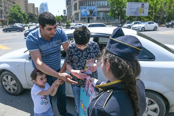 Акция государственной дорожной полиции Баку Обеспечим безопасность детей на дорогах в Международный день защиты детей - Sputnik Азербайджан