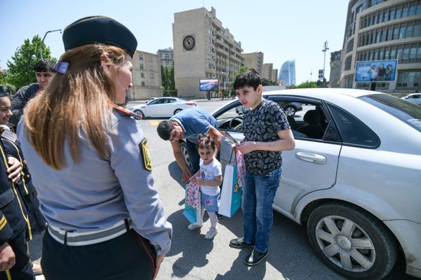 Акция государственной дорожной полиции Баку Обеспечим безопасность детей на дорогах в Международный день защиты детей - Sputnik Азербайджан
