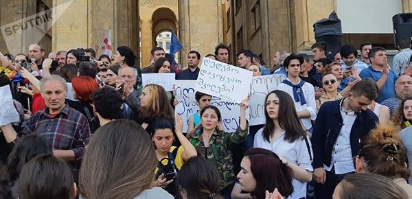 Многотысячная акция протеста на проспекте Руставели у здания парламента в Тбилиси - Sputnik Азербайджан