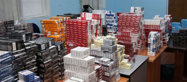 Партия табачной продукции без акцизной марки, конфискованная сотрудниками Министерства налогов Азербайджана - Sputnik Азербайджан