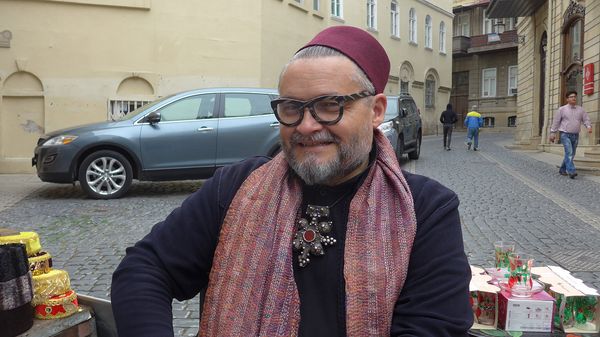 Ведущий передачи Модный приговор на Первом канале, искусствовед Александр Васильев в Баку - Sputnik Азербайджан