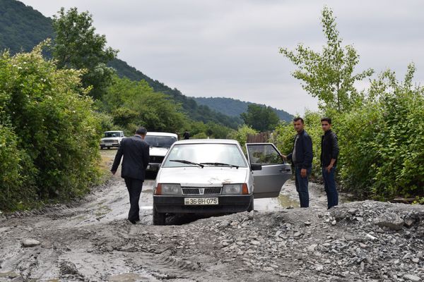 В результате сильных ливней реки затопили дороги к горным селам Исмаиллинского района  - Sputnik Азербайджан