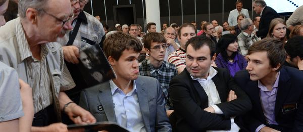 Российский шахматист Сергей Карякин, азербайджанский шахматист Шахрияр Мамедьяров и норвежский шахматист Магнус Карлсен (справа налево) - Sputnik Азербайджан