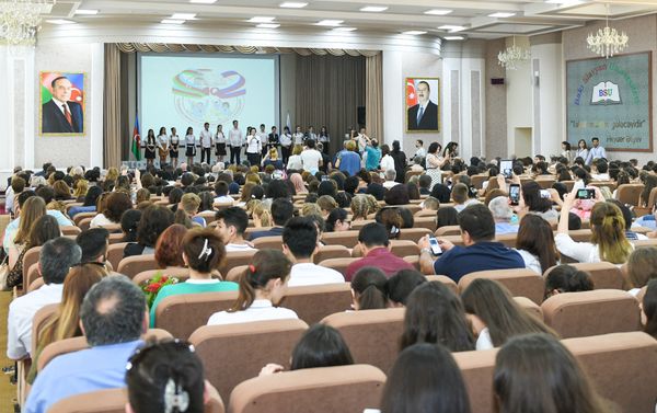 Торжественная церемония подведения итогов X (юбилейной) республиканской Олимпиады по русскому языку и литературе - Sputnik Азербайджан