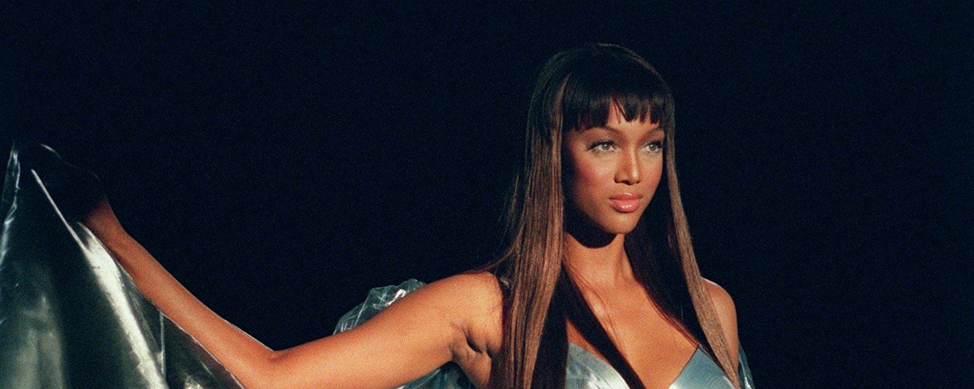 Модель Тайра Бэнкс на показе Victoria's Secret, 1999 год - Sputnik Азербайджан, 1920, 06.06.2018