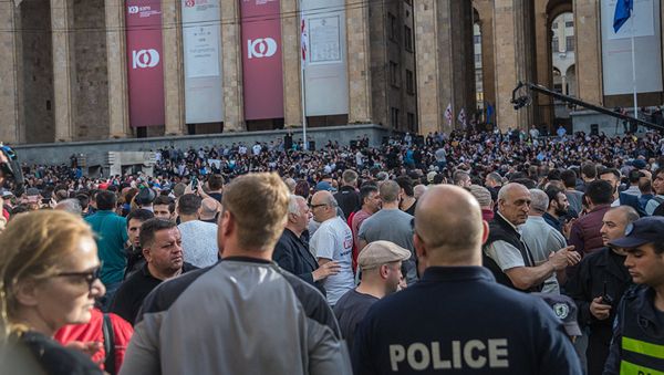 Участники акции протеста перед зданием парламента Грузии в Тбилиси, 2 июня 2018 года - Sputnik Азербайджан