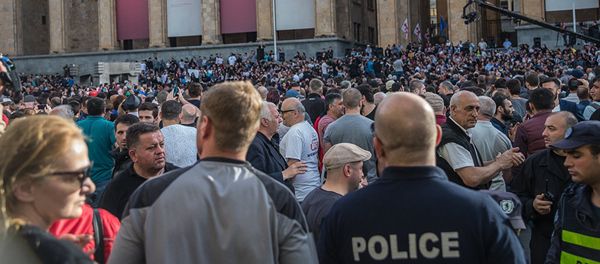 Участники акции протеста перед зданием парламента Грузии в Тбилиси, 2 июня 2018 года - Sputnik Азербайджан