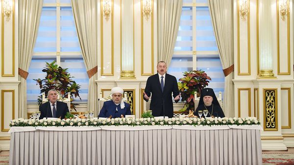 Президент Азербайджана Ильхам Алиев принимает участие в церемонии ифтара по случаю священного месяца Рамазан - Sputnik Азербайджан
